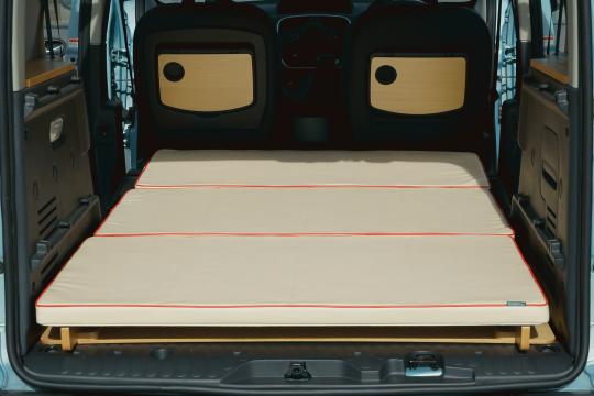 カングーの車中泊におすすめのベッドキット 取り付け体験談と展開方法 一部自作あり