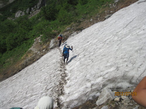 雪渓を横切る