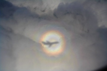 飛行機から見えるブロッケン現象の写真
