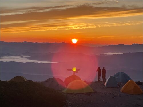 蝶ヶ岳テント場から朝日を見る