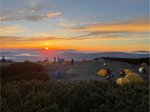 蝶ヶ岳テント場から朝日を見る
