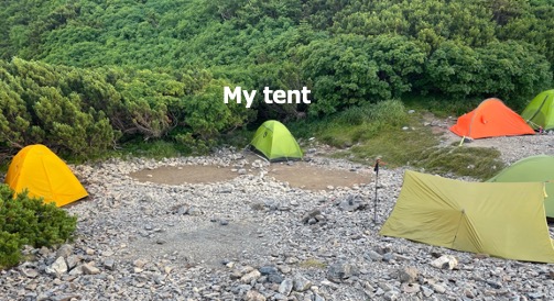 テント場でテントを張る